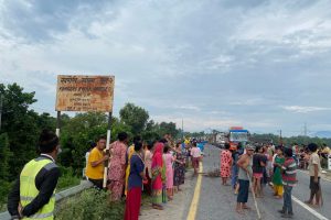 चितवनमा बोलेरोको ठक्करबाट बृद्धको मृत्यु, स्थानीयद्धारा राजमार्ग अवरुद्ध