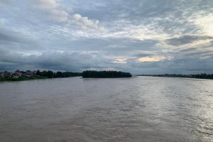 पुलमा स्कुटर राखेर एक पुरुष नारायणीमा हाम फाले