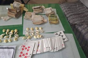 भरतपुर ११ बाट तीनलाख रुपैँया सहित काैडा हान्ने १२ जुवाडे पक्राउ