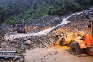 केराबारीमा पहिरो खसेपछि नारायणगढ-मुग्लिन सडक अवरुद्ध