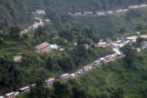 काठमाडौंबाट चितवन र धादिङ भएर गुड्ने लामो दुरीका सवारी साधन सञ्चालनमा रोक