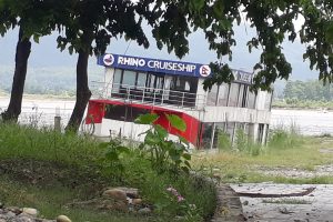 नारायणी नदीमा अलपत्र ‘पानी जहाज’ : बाहिर बोराको टालो, भित्र माकुराको जालो