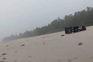 नवलपुरमा बाढीले टिप्पर बगायो