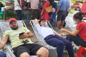 निजामती सेवा दिवसको अवसरमा गैँडाकाेटमा रक्तदान