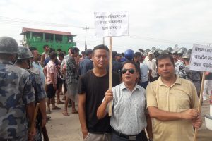 नारायणगढ – बुटवल सडक निर्माणमा ढिलाइ भएपछि गैँडाकोटमा विरोध प्रर्दशन