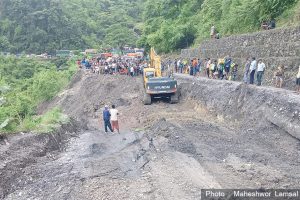 सिद्धार्थ राजमार्ग अवरुद्ध, डाइभर्सनमा पनि पहिरो खस्यो