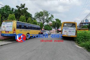 अरोमा कलेजको ज्यादती , सडकमै स्कुल बस पार्किङ्ग  !