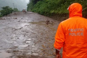 १८ किलोमा पहिरो : नारायणगढ–मुग्लिन सडक अवरुद्ध