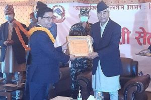 प्रमुख प्रशासकीय अधिकृत सुवेदीलाई वर्ष २०७८ को उत्कृष्ट निजामती सेवा पुरस्कार प्रदान