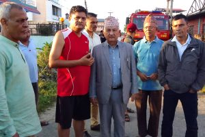 पूर्व अर्थमन्त्री पाण्डेद्धारा पल्पी जुस उद्योगमा भइरहेको आगलागीको निरीक्षण
