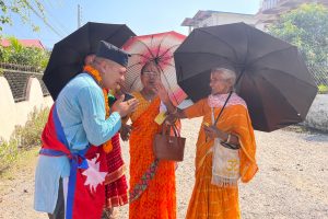 नवलपुर एकका स्वतन्त्र उम्मेदवार चित्रध्वज जि.सी घरदैलोमा व्यस्त (फोटो फिचर )
