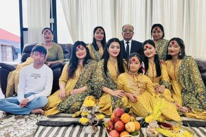 प्रचण्डले छोरी-बुहारीलाई टीका लगाइदिए, आफ्नो निधार खाली