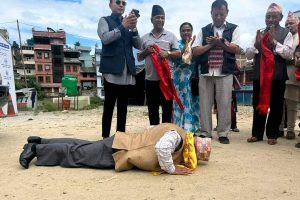 टिकट पाएपछि काभ्रेका कांग्रेस नेता हुमागाईंले ढोगे माटो