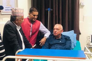 शशांक कोइरालाको स्वास्थ्य अवस्था बुझ्न एमाले उपाध्यक्ष पाण्डे अस्पतालमा
