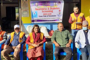 लायन्स क्लव अफ गैँडाकोटद्धारा केलादीमा स्वास्थ्य शिविर तथा न्यानाे कपडा वितरण