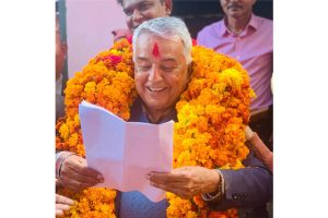 १२ बुँदे माग राख्दै रामचन्द्र पौडेललाई १२ किलोको माला