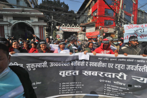 सुकुम्बासी बस्तीका बासिन्दाद्धारा काठमाडौं महानगर घेराउ