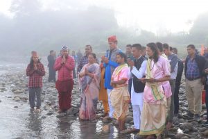नारायणी नदीमा गंगा आरती गर्दै बिक्रम पाण्डेद्धारा चुनावी प्रचार सुरु