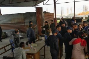 मतदान केन्द्रमा प्रतिनिधि राख्ने विषयमा विवाद हुँदा धकेलाधकेल