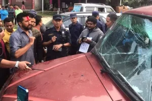 चितवनमा गठबन्धनका नेता कार्यकर्ताद्वारा रवि लामिछानेको प्रचारमा हिडेको गाडीमा तोडफोड