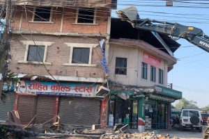 अबैध संरचना भत्काउन नारायणगढमा चल्याे डाेजर (फोटो फिचर)