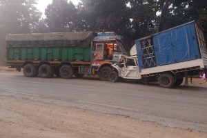 सुनवलमा ट्रक र पिकअप ठक्करखाँदा चालकको मृत्यु