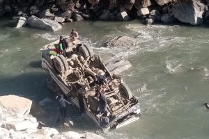 जोमसोमबाट पोखरा आउँदै गरेको बस कालीगण्डकीमा खस्यो