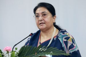 पार्टीको रोकलाई चुनौती: पूर्वराष्ट्रपति भण्डारीले शुक्रबार निर्णायक घोषणा गर्ने