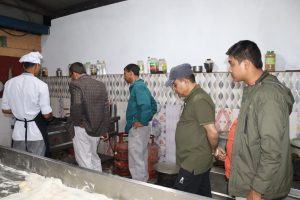 राजमार्गका होटलमा खाद्यको अनुगमन, अखाद्य पदार्थ नष्ट र बरामद