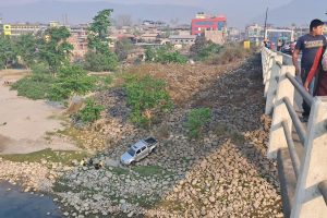 रक्सी खाएका चालकले हुईक्याउँदा नारायणी पुलबाट गाडी खस्यो