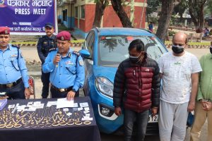 चितवनमा एक करोड बढी मूल्यको सुन र हिराको गहनासहित तीनजना  पक्राउ