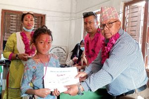 नवलपुरकाे रमिता सारू मगर स्मृति प्रतिष्ठानद्धारा विद्यार्थीहरुलाई सहयाेग