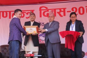 चितवनका पत्रकार ढकाललाई  विकास पत्रकारिता पुरस्कार  प्रदान