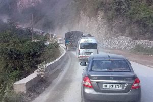 सुख्खा पहिरोका कारण अबरुद्ध नारायणगढ-मुग्लिन सडक खुल्याे