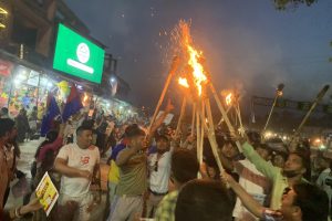 चितवनमा प्रहरी र एमाले कार्यकर्ताविच मसाल खोसाखोस (भिडिओ)