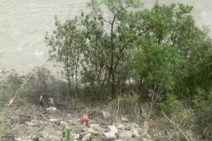 सिमेन्ट बाेकेकाे ट्रक त्रिशुलीमा खस्याे
