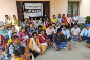सेवा सुविधाकाे माग गर्दै सामुदायिक विद्यालयमा कार्यरत विद्यालय कर्मचारीहरु आन्दाेलित
