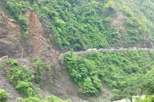 नारायणगढ–मुग्लिन सडकः पहिरो पन्छाउन कम्तिमा ४ घण्टा लाग्ने