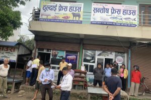 गैँडाकोटका मासु पसलमा सरकारी कार्यालयको  संयूक्त अनुगमन – सरसफाइको पूर्ण पालना गर्न निर्देशन