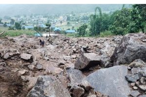 ओखलढुंगामा पहिरो जाँदा एकै परिवारका ३ जनाको मृत्यु