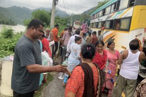 नारायणगढ- मुग्लिन सडकखण्डका यात्रुहरुलाइ नेपाल लिटिल फ्लावर सोसाइटीद्धारा सहयोग