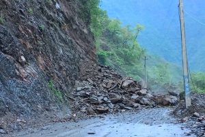 नारायणगढ – मुग्लिन सडकखण्ड सात घन्टादेखि अवरुद्ध, यात्रुहरुलाई सास्ती