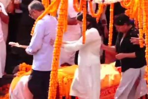 प्रधानमन्त्री प्रचण्डले दिए पत्नी सीतालाई दागबत्ती