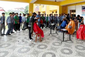 जनक नमूना माविका सयजना विद्यार्थीहरुको निशुल्क कपाल काटियो