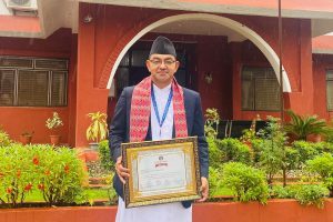 कानून सचिव केसीलाई कर्णाली प्रदेशको सर्वोत्कृष्ट निजामती सेवा पुरस्कार प्रदान