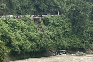 काठमान्डौबाट आउदै गरेको बस धादिङको छहराबाट त्रिशुलीमा खस्यो