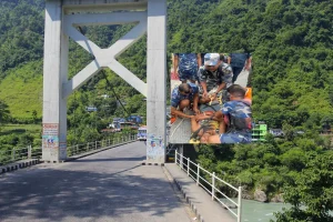 त्रिशुलीमा हामफाल्न मुग्लिन पुलमा झुन्डिएका व्यक्तिको उद्धार