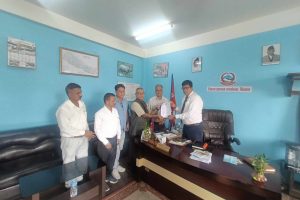 अर्थतन्त्र चलायमान बनाउनुपर्ने मागसहित चितवनका सीडीओ मार्फत् अर्थमन्त्रीलाई ज्ञापनपत्र