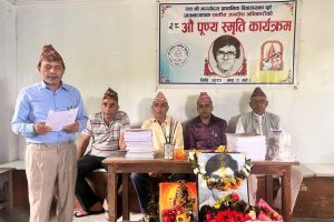 पूर्व प्रधानाध्यापक अधिकारीको स्मृतिमा विद्यार्थीहरूलाई लेखन सामाग्री प्रदान