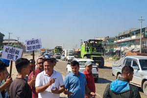 गैँडाकोटमा सडक बन्द गरेर नागरिकले भने – बाटो अलपत्र पारेर ठेकेदार कता हरायो ?